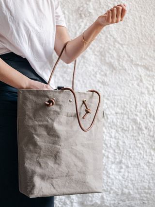 👜 kabelka VIOLA, vyrobená z pratelného papíru. Originální, nadčasová a funkční kabelka, shopper, taška. Více se dozvíte na...