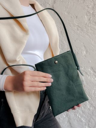 Taštička DOLLY - odstín lahvově zelená 🍀 - materiál pratelný papír - více na našem e-shopu www.alipoli.cz #kabelka #taska...